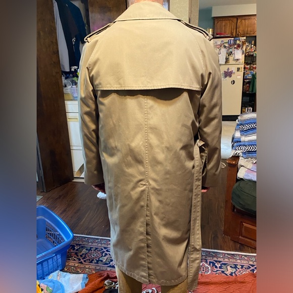 Formal lined raincoat. - Picture 4 of 6